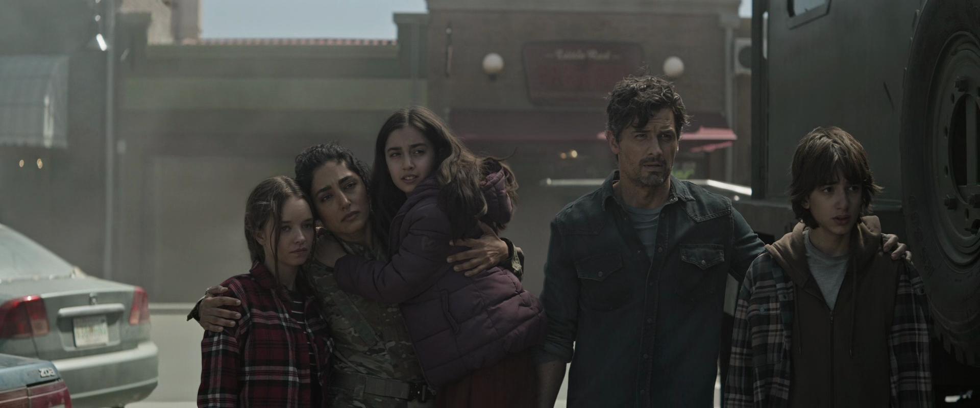 Golshifteh Farahani, Tara Moayedi, Enver Gjokaj, Azhy Robertson, and Olivia-Mai Barrett in Old Friends, New Frontiers (2023)