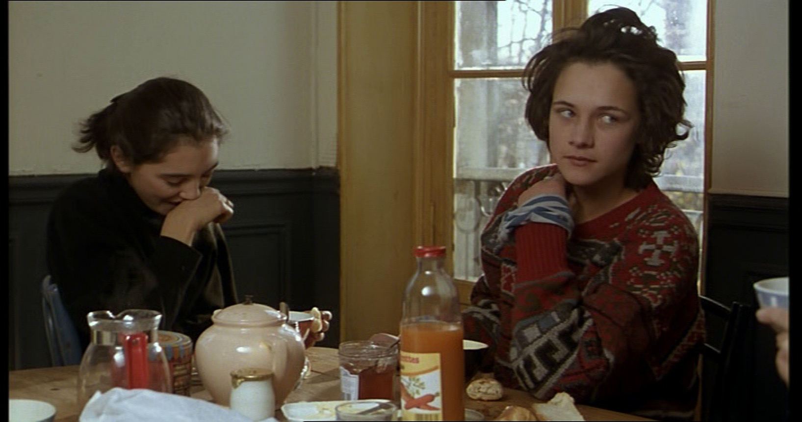 Laurence Côte and Inês de Medeiros in The Gang of Four (1989)