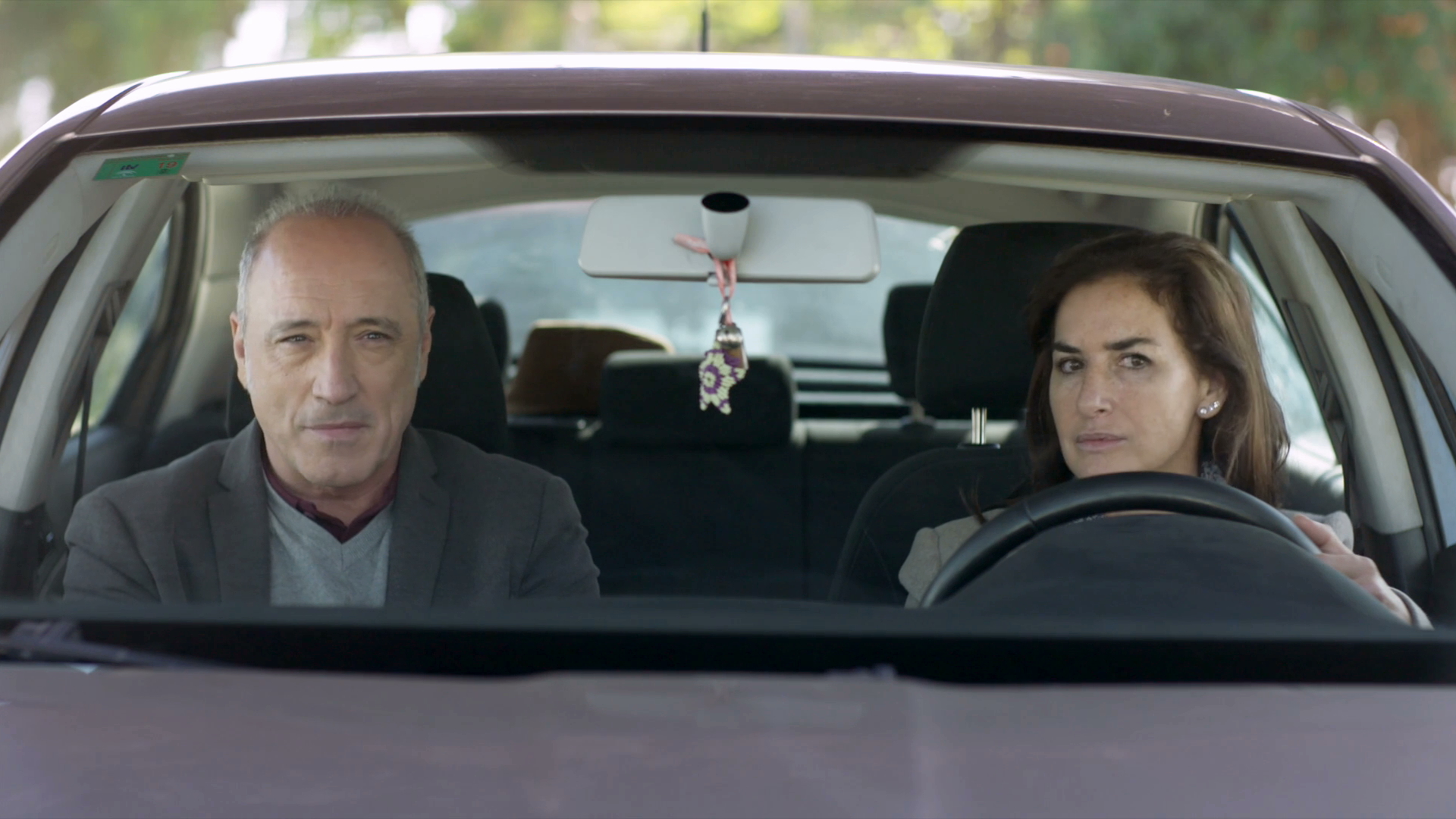 Roberto Álvarez and Belén López in El secreto de Belmez (2020)