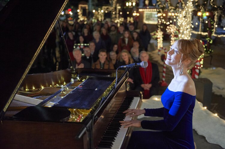 Alicia Witt in Christmas Tree Lane (2020)