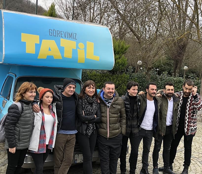 Demet Akbag, Zafer Algöz, Enis Arikan, Özlem Türkad, Sinan Çaliskanoglu, Onur Dilber, and Deniz Altan at an event for Görevimiz Tatil (2018)