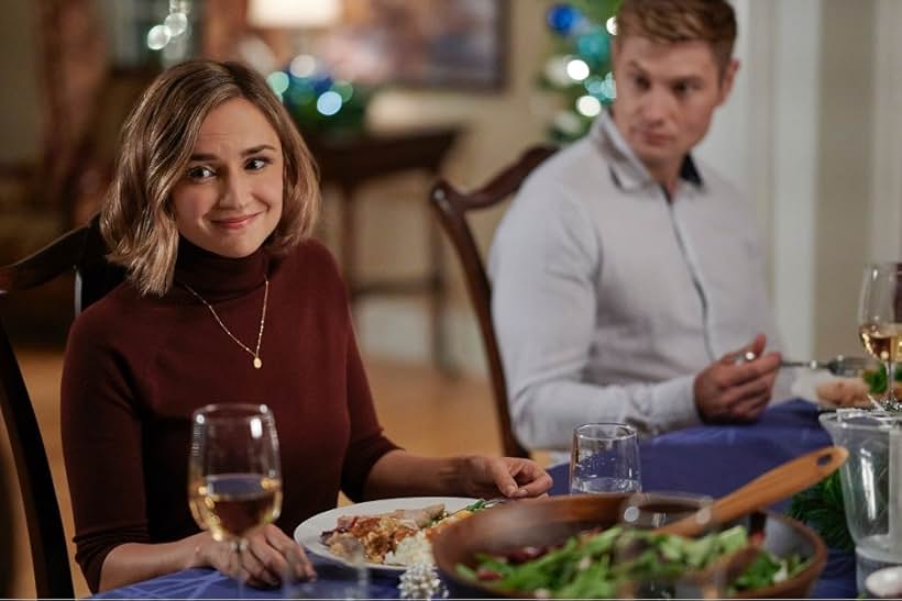 Rachael Leigh Cook and Sebastian Stewart in Cross Country Christmas (2020)