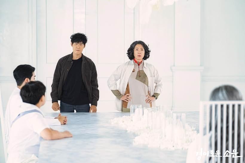 Yoo Joon-sang and Yeom Hye-ran in The Uncanny Counter (2020)