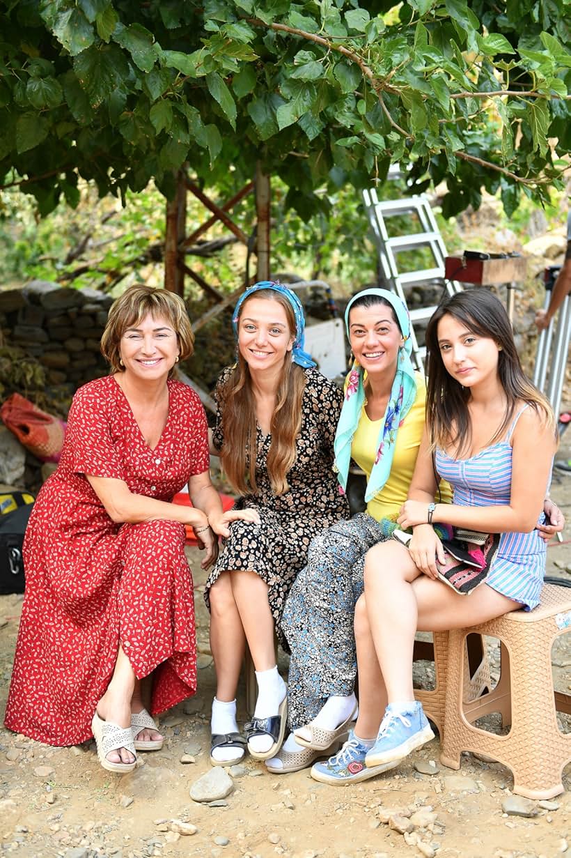 Demet Akbag and Filiz Ahmet in Görevimiz Tatil (2018)