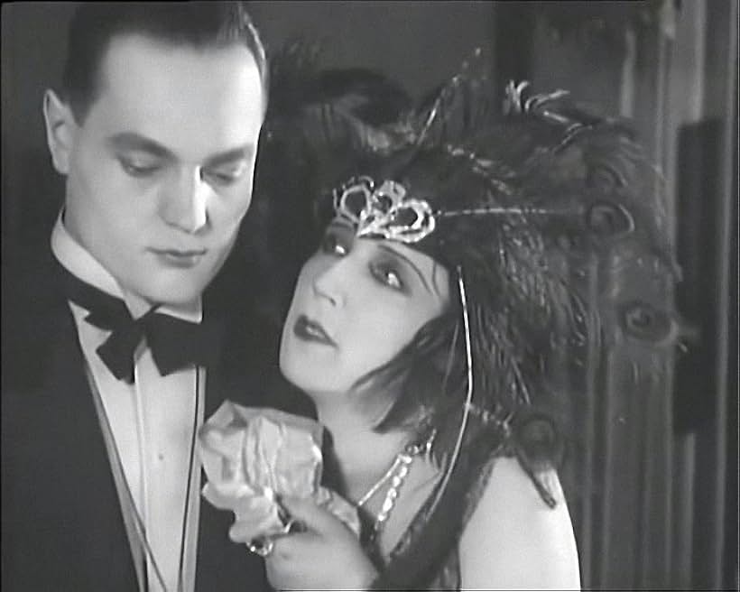 Nikolay Khmelyov and Natalya Rozenel in Salamander (1928)