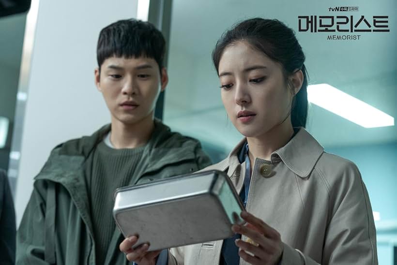 Yoon Ji-on and Lee Se-yeong in Memorist (2020)