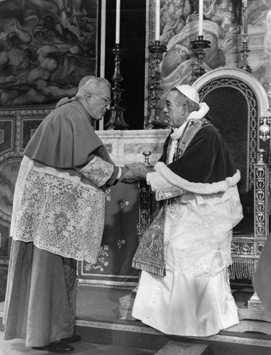 Anthony Quinn and Vittorio De Sica in The Shoes of the Fisherman (1968)