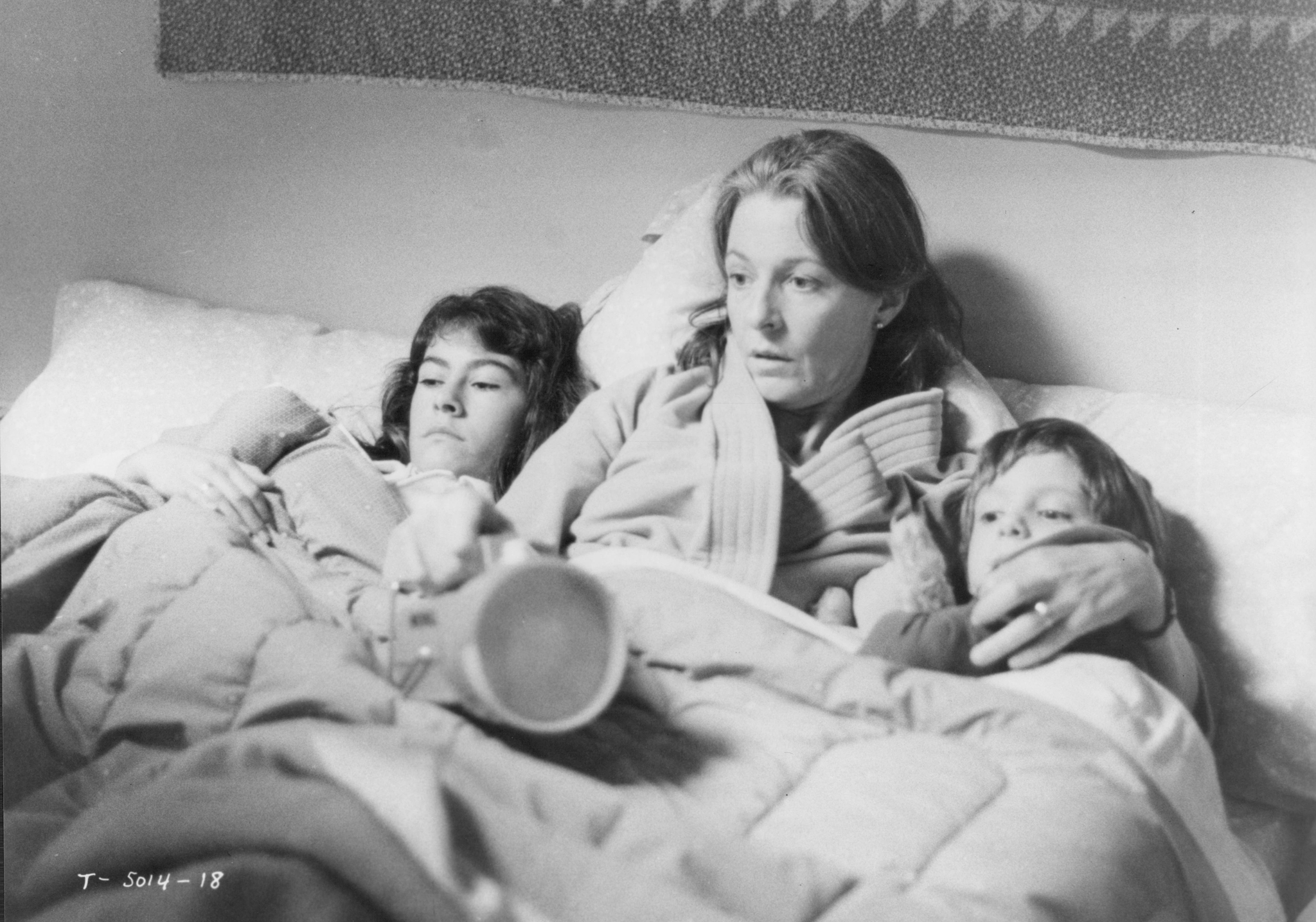 Jane Alexander, Lukas Haas, and Roxana Zal in Testament (1983)