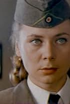 Nina Reus in Dachnaya poezdka serzhanta Tsybuli (1979)