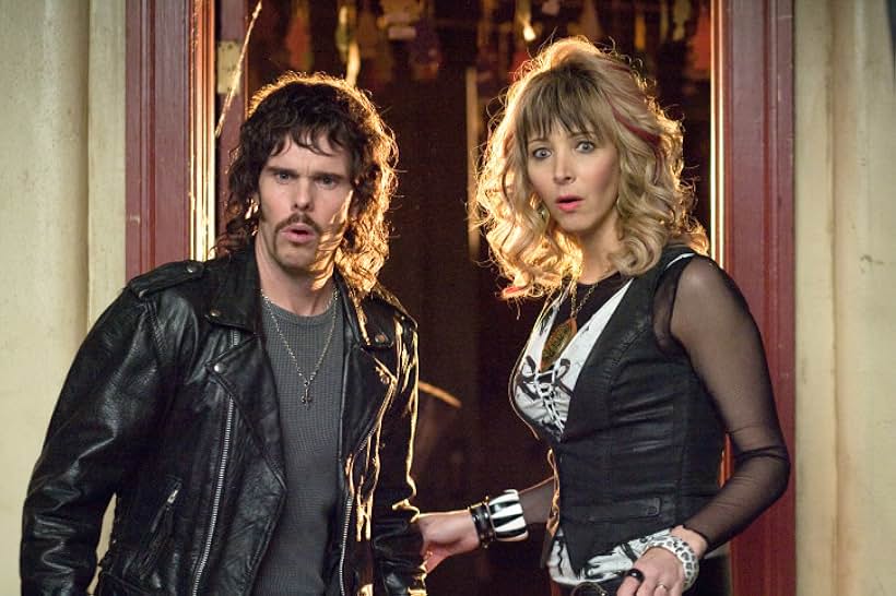 Kevin Dillon and Lisa Kudrow in Hotel for Dogs (2009)