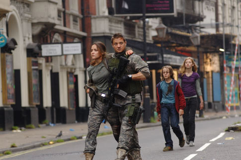 Rose Byrne, Jeremy Renner, Imogen Poots, and Mackintosh Muggleton in 28 Weeks Later (2007)