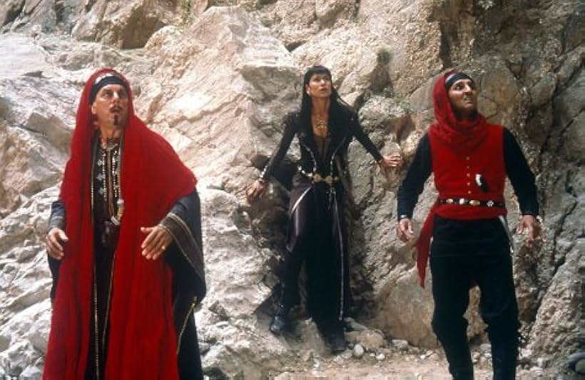 Alun Armstrong, Patricia Velasquez, and Quill Roberts in The Mummy Returns (2001)