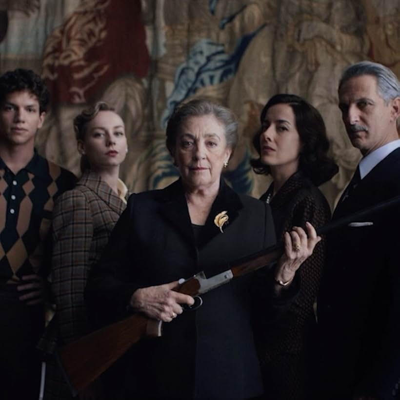 Ernesto Alterio, Carmen Maura, Cecilia Suárez, Ester Expósito, and Isaac Hernández in Someone Has to Die (2020)