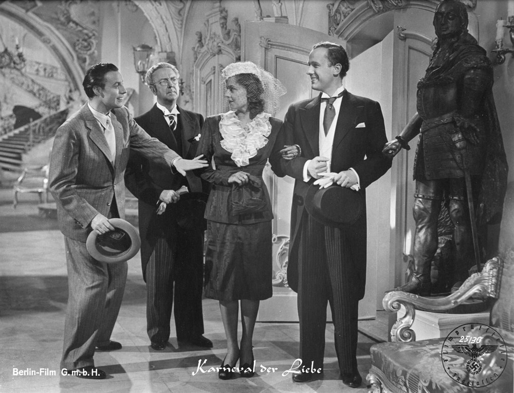 Johannes Heesters, Dora Komar, Richard Romanowsky, and Axel von Ambesser in Karneval der Liebe (1943)