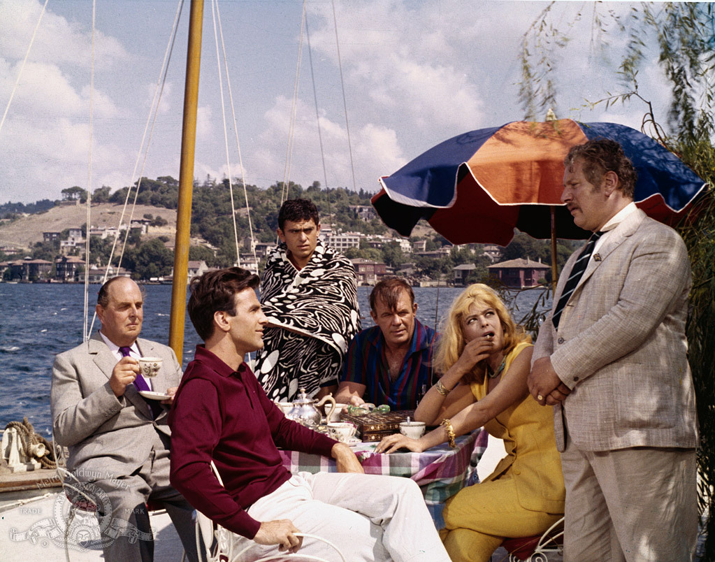 Maximilian Schell, Peter Ustinov, Jess Hahn, Melina Mercouri, Robert Morley, and Gilles Ségal in Topkapi (1964)