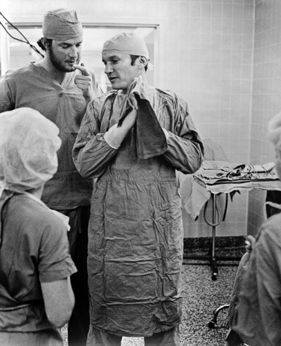 Michael Crichton and James Olson in The Andromeda Strain (1971)