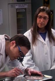 Mayim Bialik and Jim Parsons in The Big Bang Theory (2007)