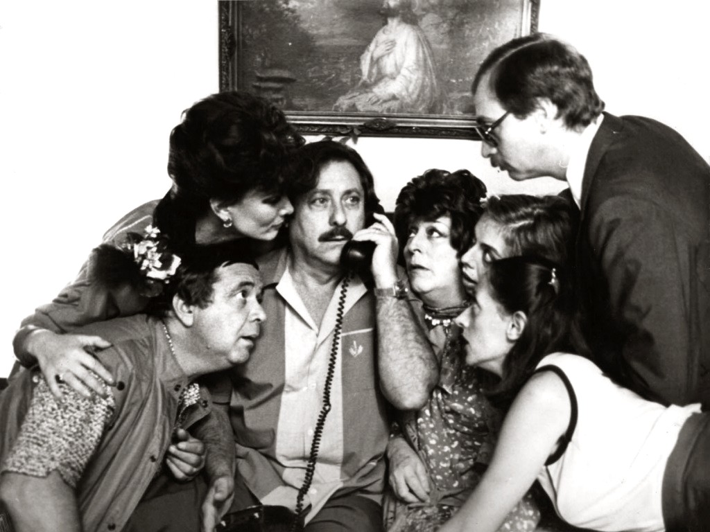 Betiana Blum, Luis Brandoni, Julio De Grazia, Andrea Tenuta, Juan Manuel Tenuta, Mónica Villa, and China Zorrilla in Waiting for the Hearse (1985)