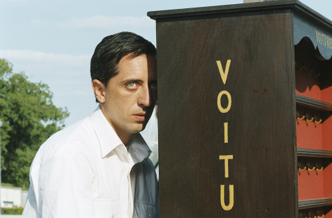 Gad Elmaleh in The Valet (2006)