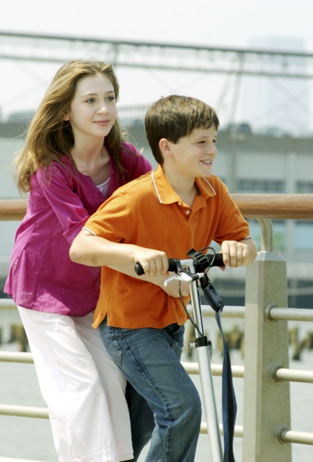 Josh Hutcherson and Charlotte Ray Rosenberg in Little Manhattan (2005)