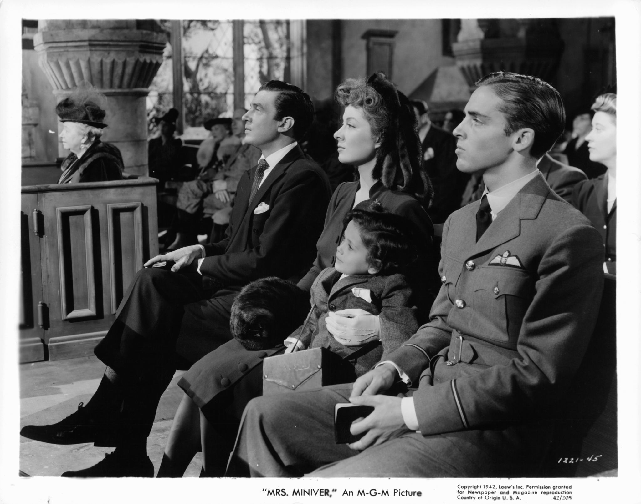 Greer Garson, Richard Ney, Walter Pidgeon, Christopher Severn, and May Whitty in Mrs. Miniver (1942)