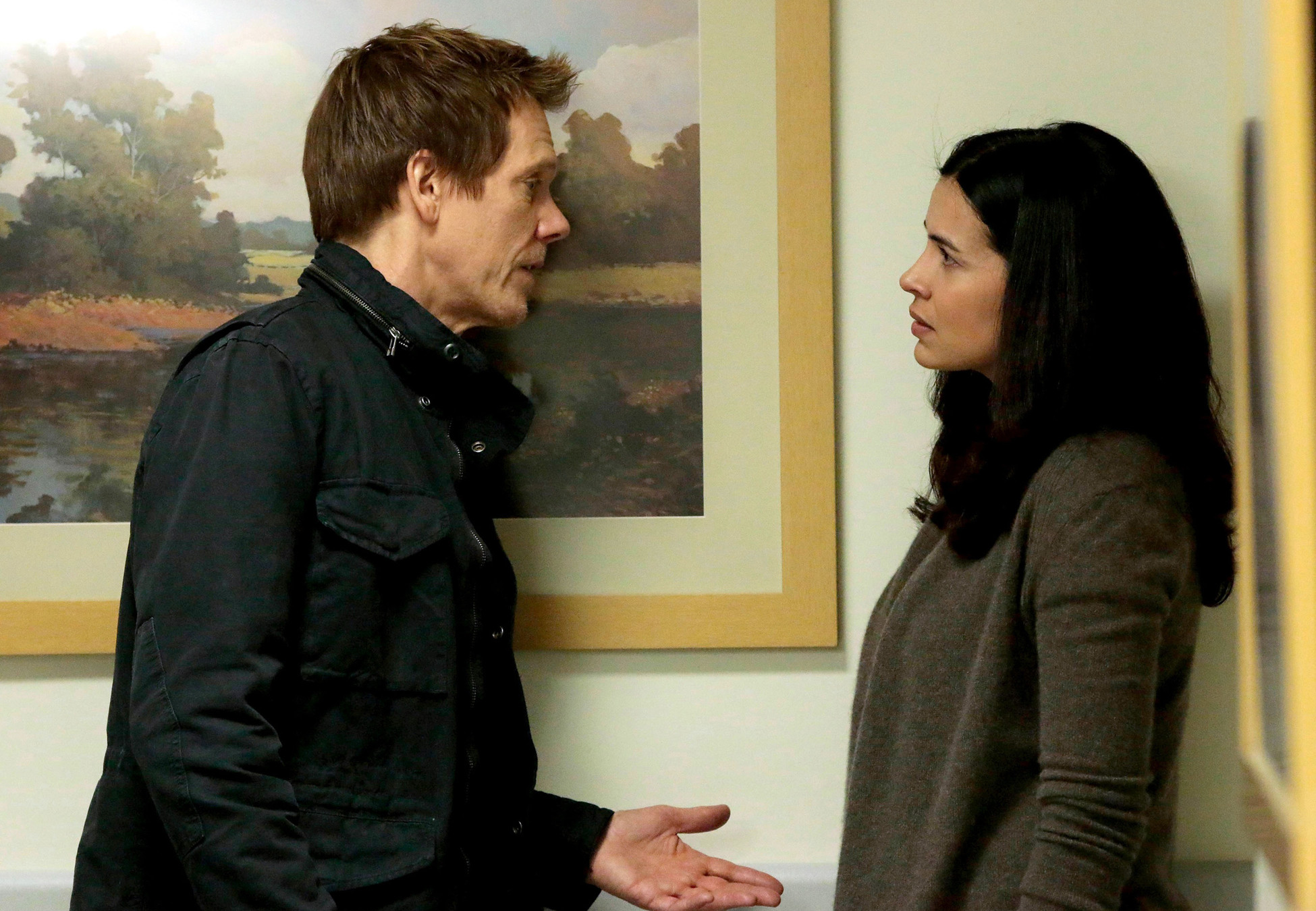 Kevin Bacon and Zuleikha Robinson in The Following (2013)