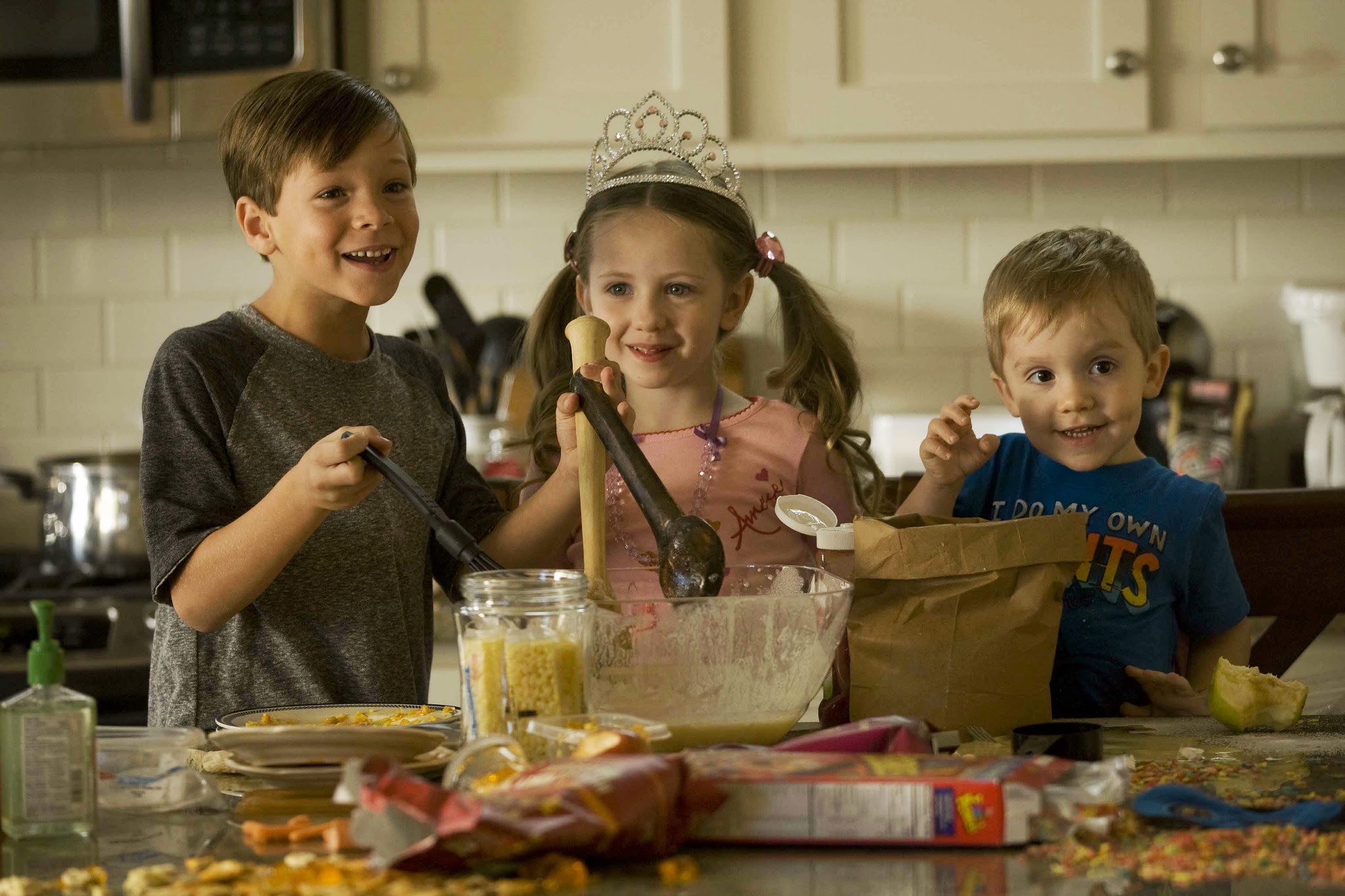 Michael Leone, Shiloh Nelson, and Zion Spargo in Moms' Night Out (2014)