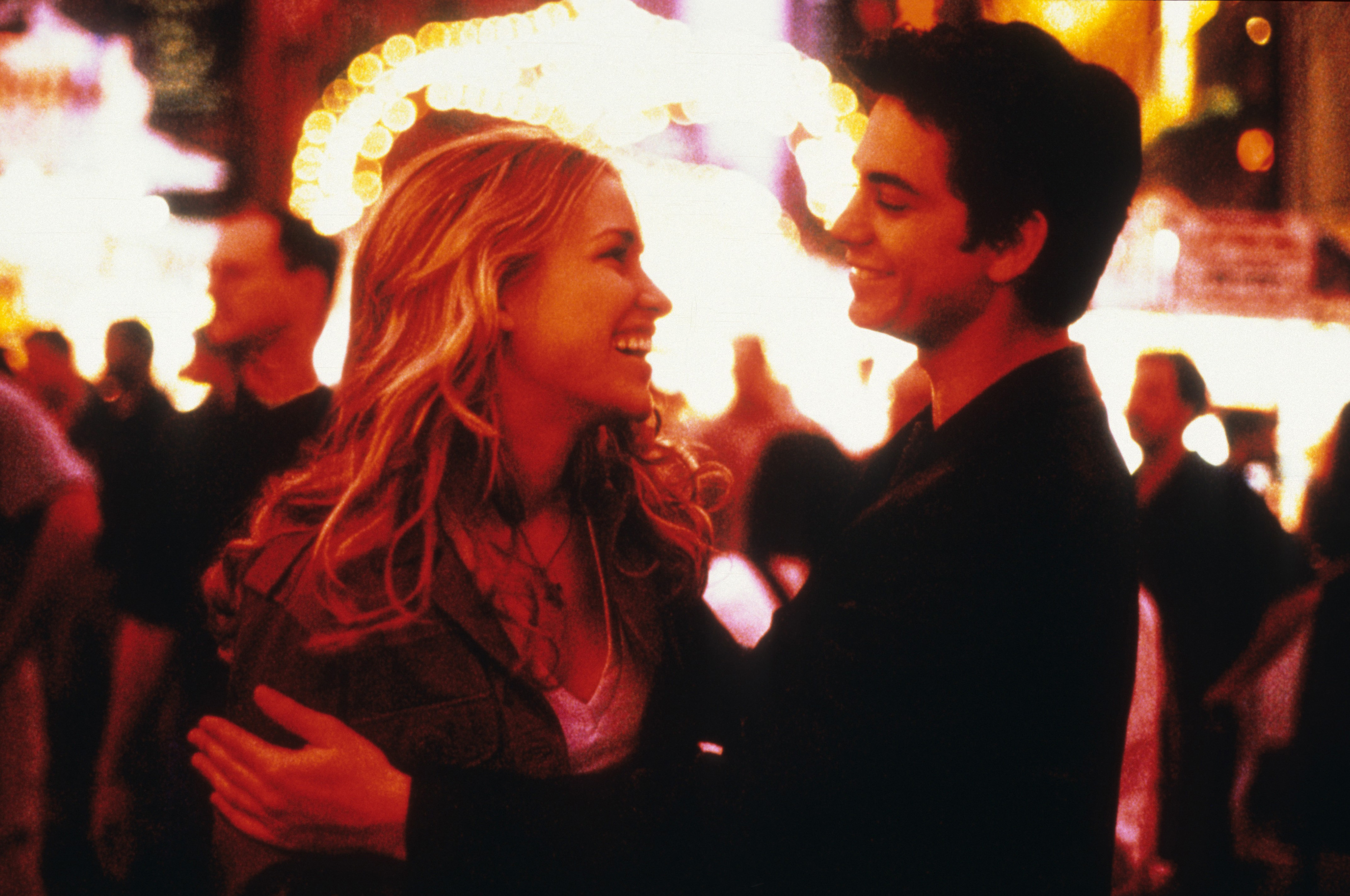 Piper Perabo and Adam Garcia in Coyote Ugly (2000)