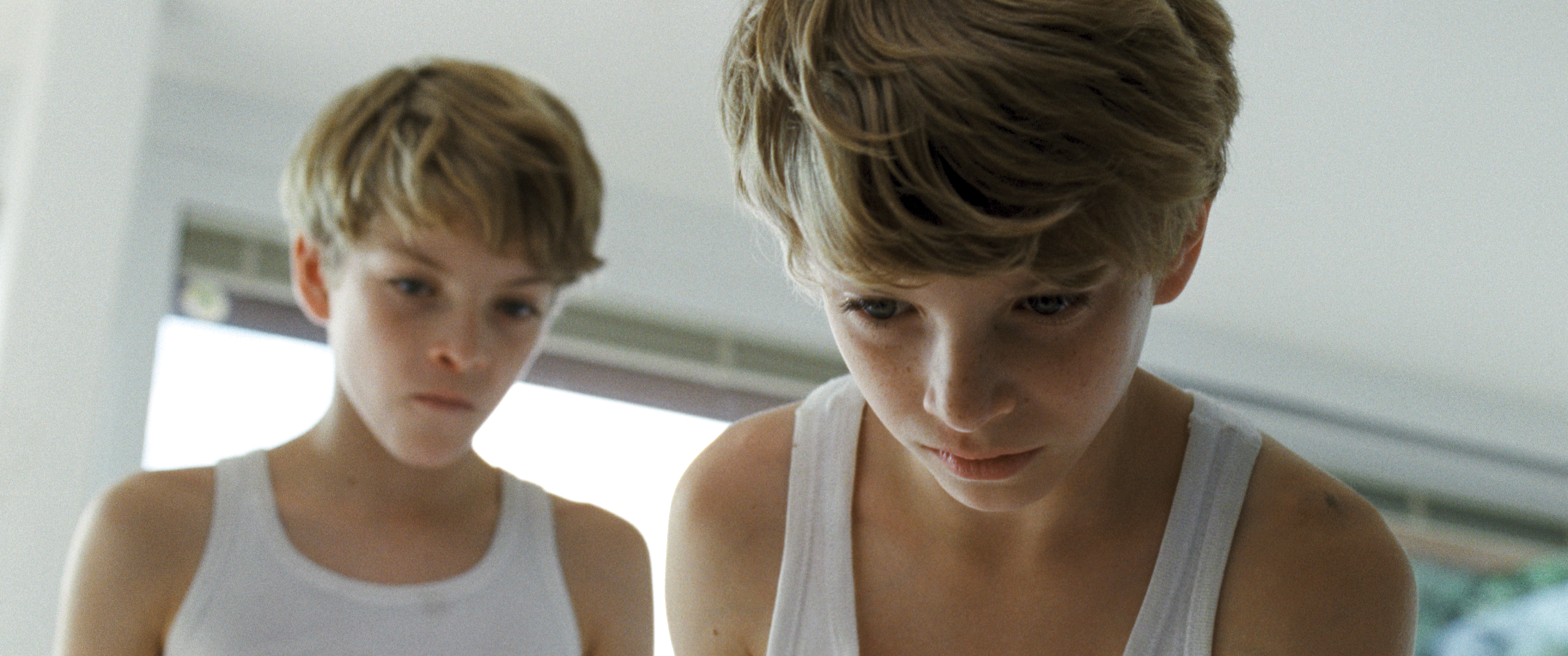 Elias Schwarz and Lukas Schwarz in Goodnight Mommy (2014)