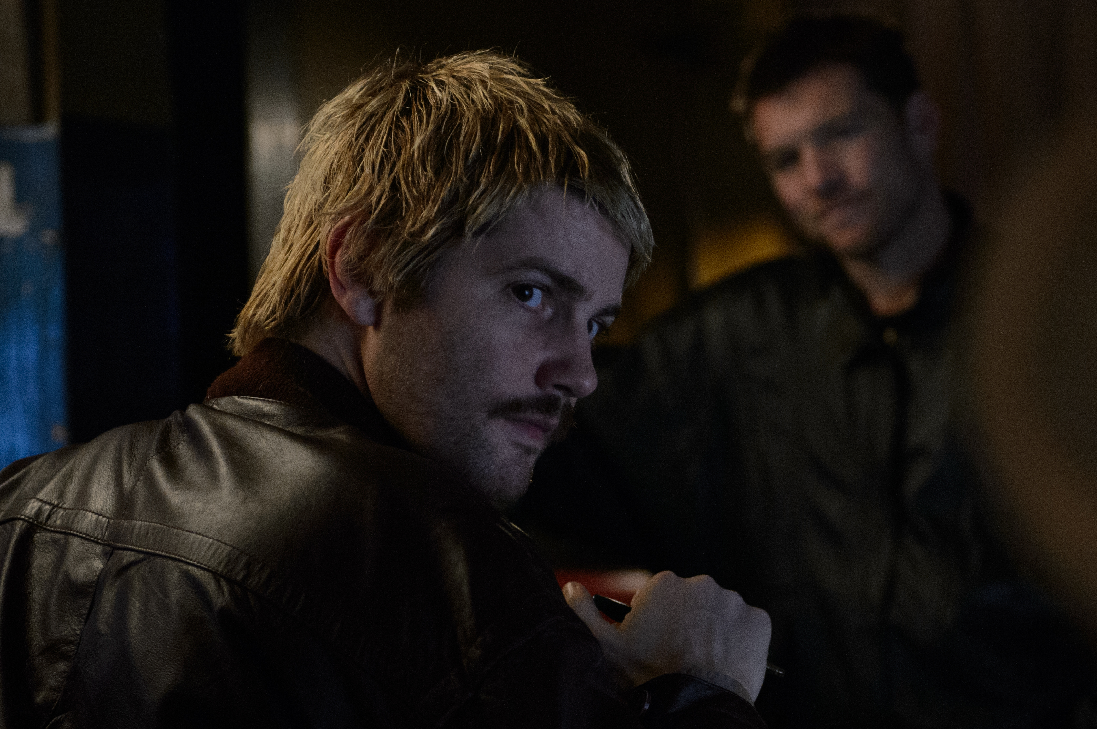 Jim Sturgess and Sam Worthington in Kidnapping Mr. Heineken (2015)