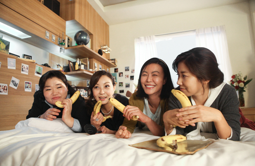 Jin Hee-kyung, Yoo Ho-jeong, Go Su-hee, and Jin-hee Hong in Sunny (2011)