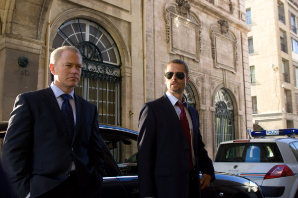 Guy Pearce and Neal McDonough in Traitor (2008)