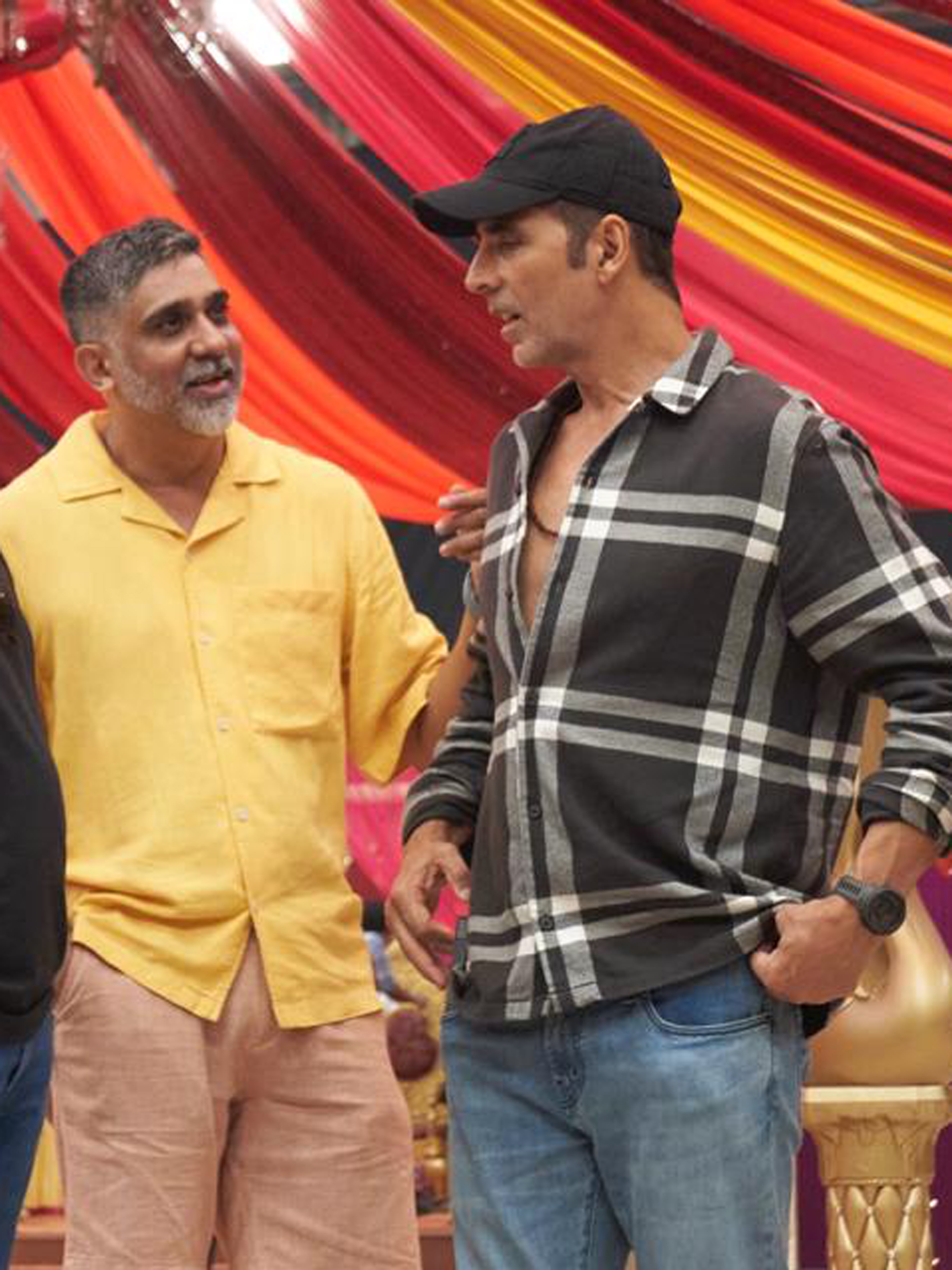 Akshay Kumar and Tinu Suresh Desai in Mission Raniganj (2023)