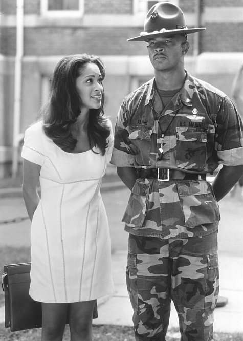 Damon Wayans and Karyn Parsons in Major Payne (1995)