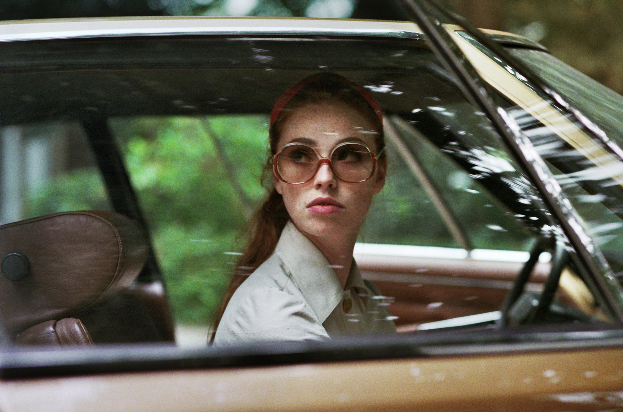 Freya Mavor in The Lady in the Car with Glasses and a Gun (2015)