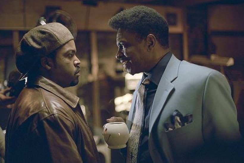 Ice Cube and Keith David in Barbershop (2002)