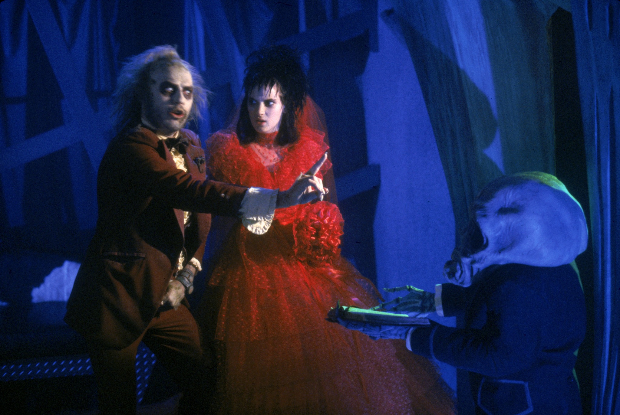 Winona Ryder, Michael Keaton, Jack Angel, and Tony Cox in Beetlejuice (1988)