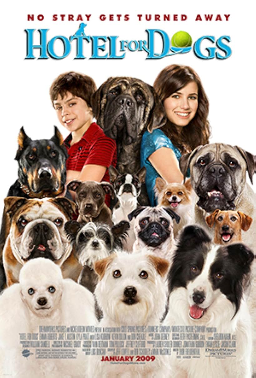 Emma Roberts, Jake T. Austin, and Cosmo in Hotel for Dogs (2009)