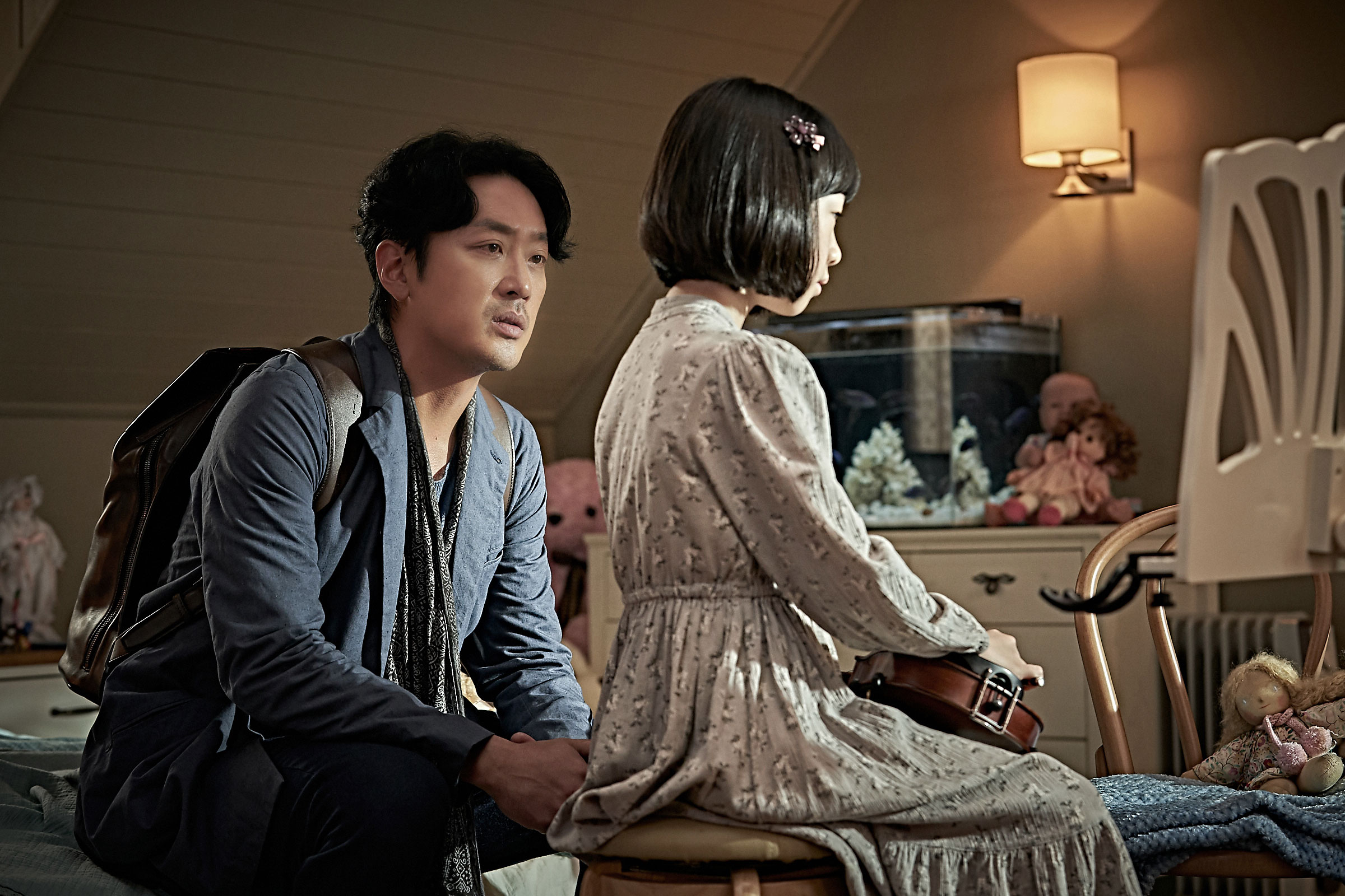 Ha Jung-woo and Yool Heo in The Closet (2020)