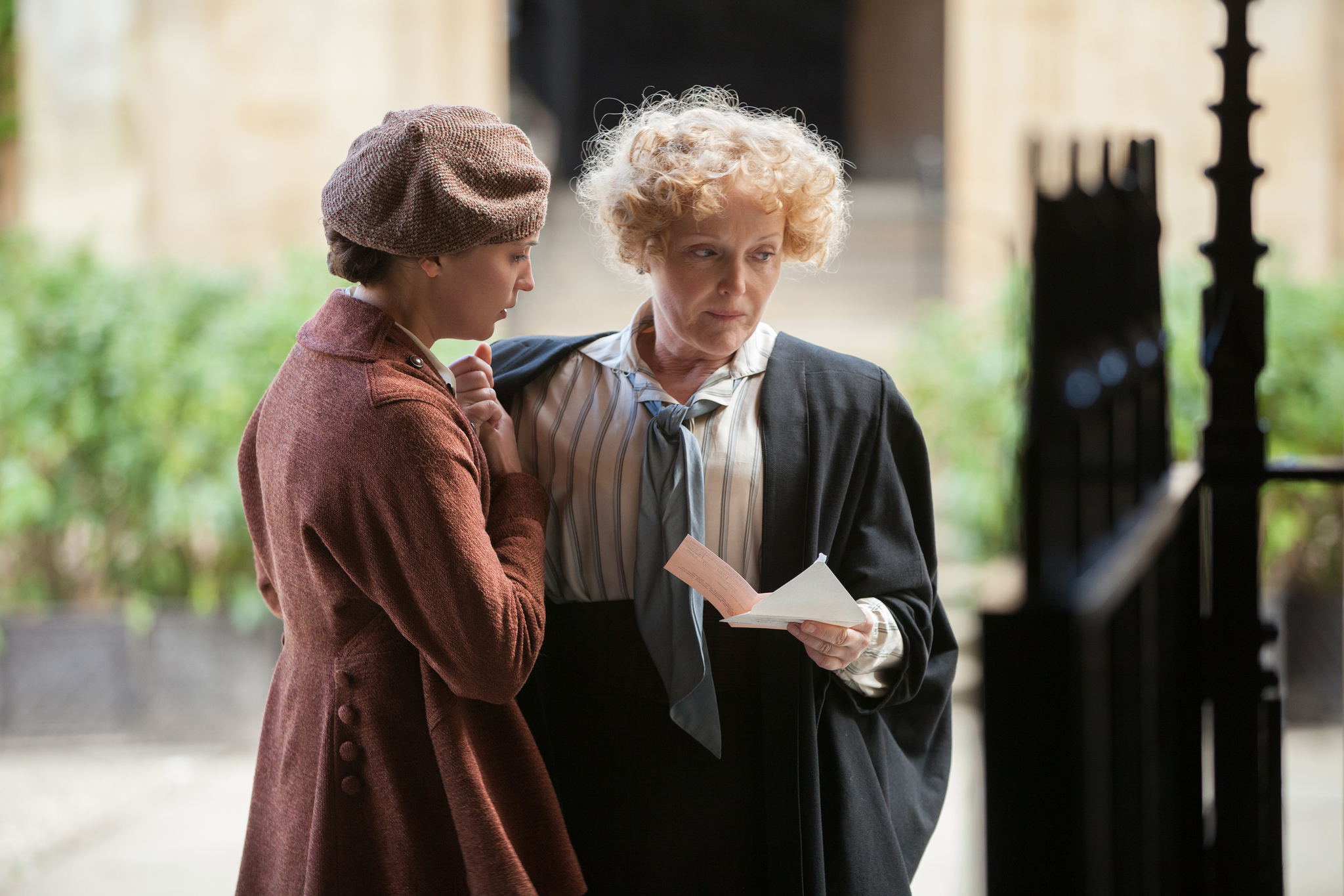 Miranda Richardson and Alicia Vikander in Testament of Youth (2014)