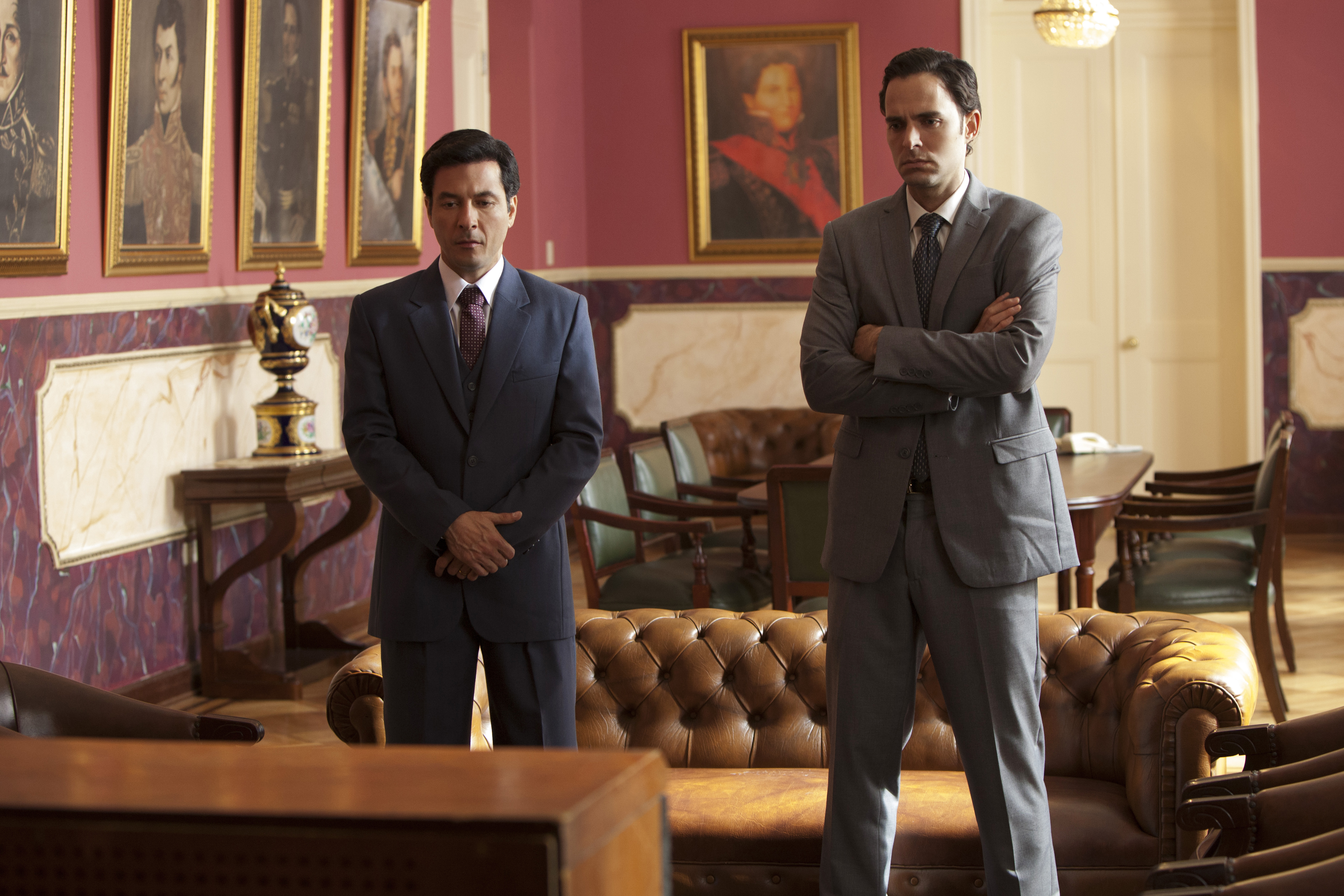 Manolo Cardona and Raúl Méndez in Narcos (2015)