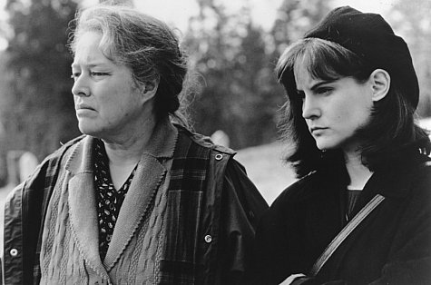 Jennifer Jason Leigh and Kathy Bates in Dolores Claiborne (1995)