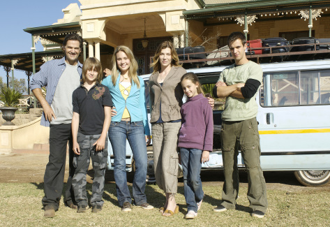 D.W. Moffett, Stephanie Niznik, Leah Pipes, Andrew St. John, Kesun Loder, and Mary Mouser in Life Is Wild (2007)