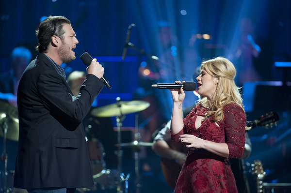 Kelly Clarkson and Blake Shelton in Blake Shelton's Not So Family Christmas (2012)