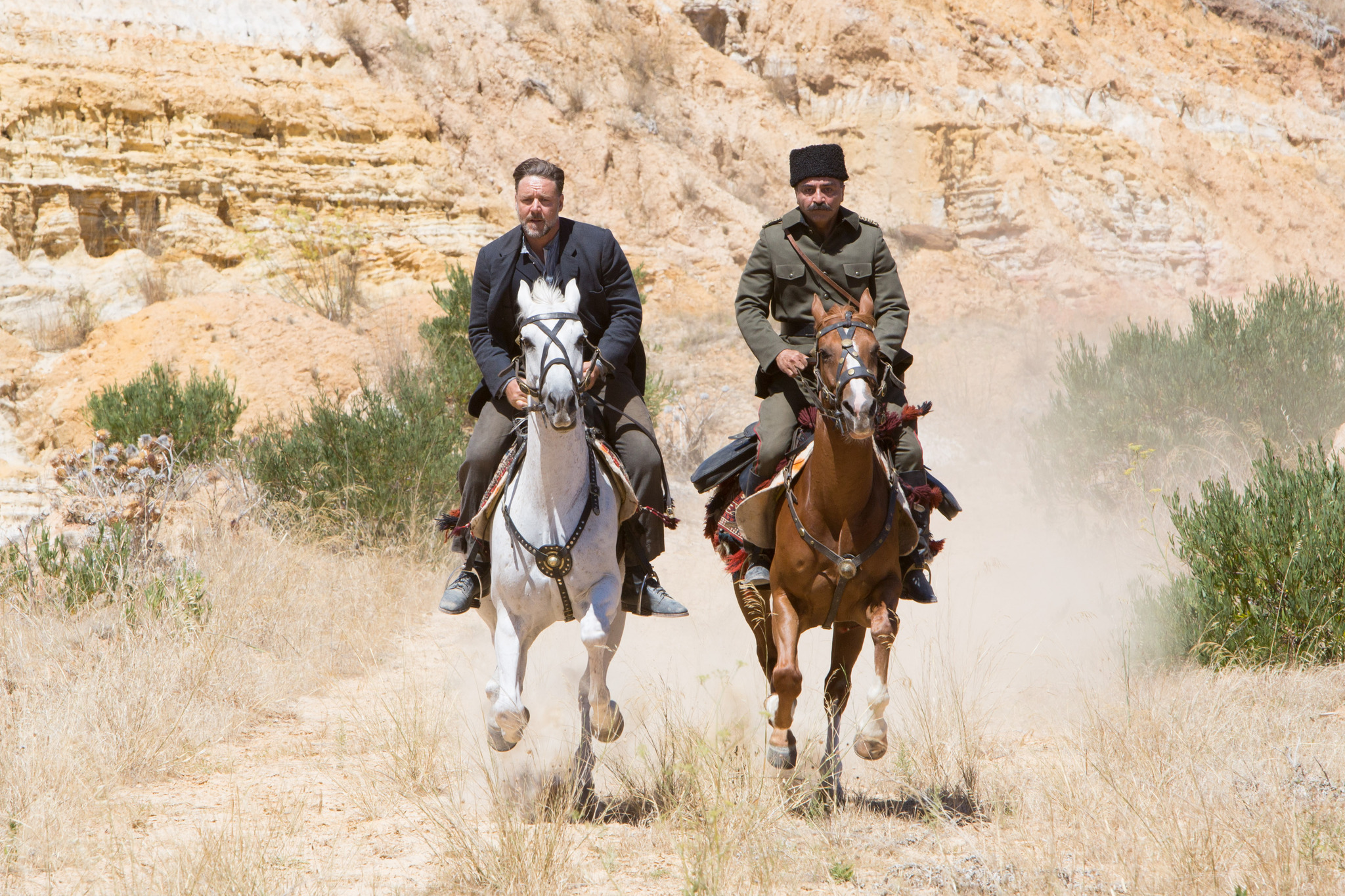 Russell Crowe and Yilmaz Erdogan in The Water Diviner (2014)