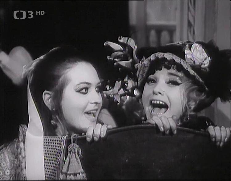 Pavlína Filipovská and Milena Zahrynowska in Lásky Emanuela Pribyla (1971)