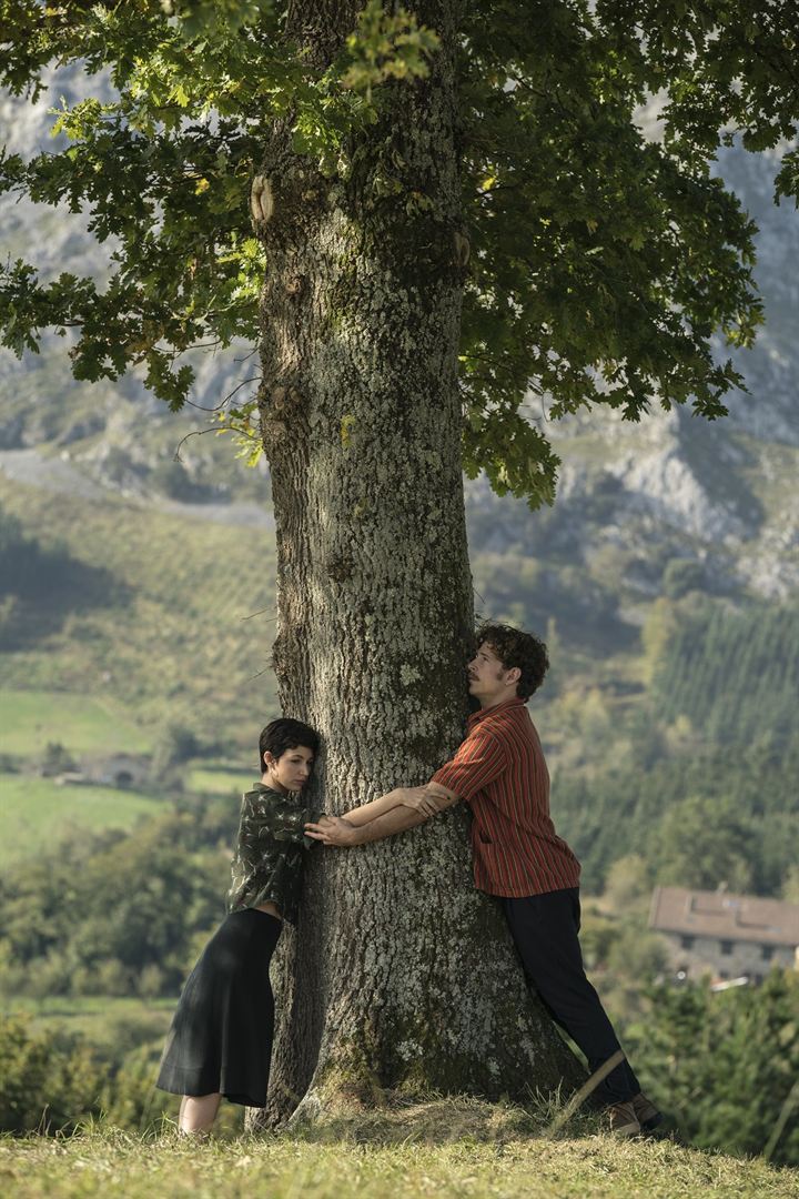 Álvaro Cervantes and Úrsula Corberó in The Tree of Blood (2018)