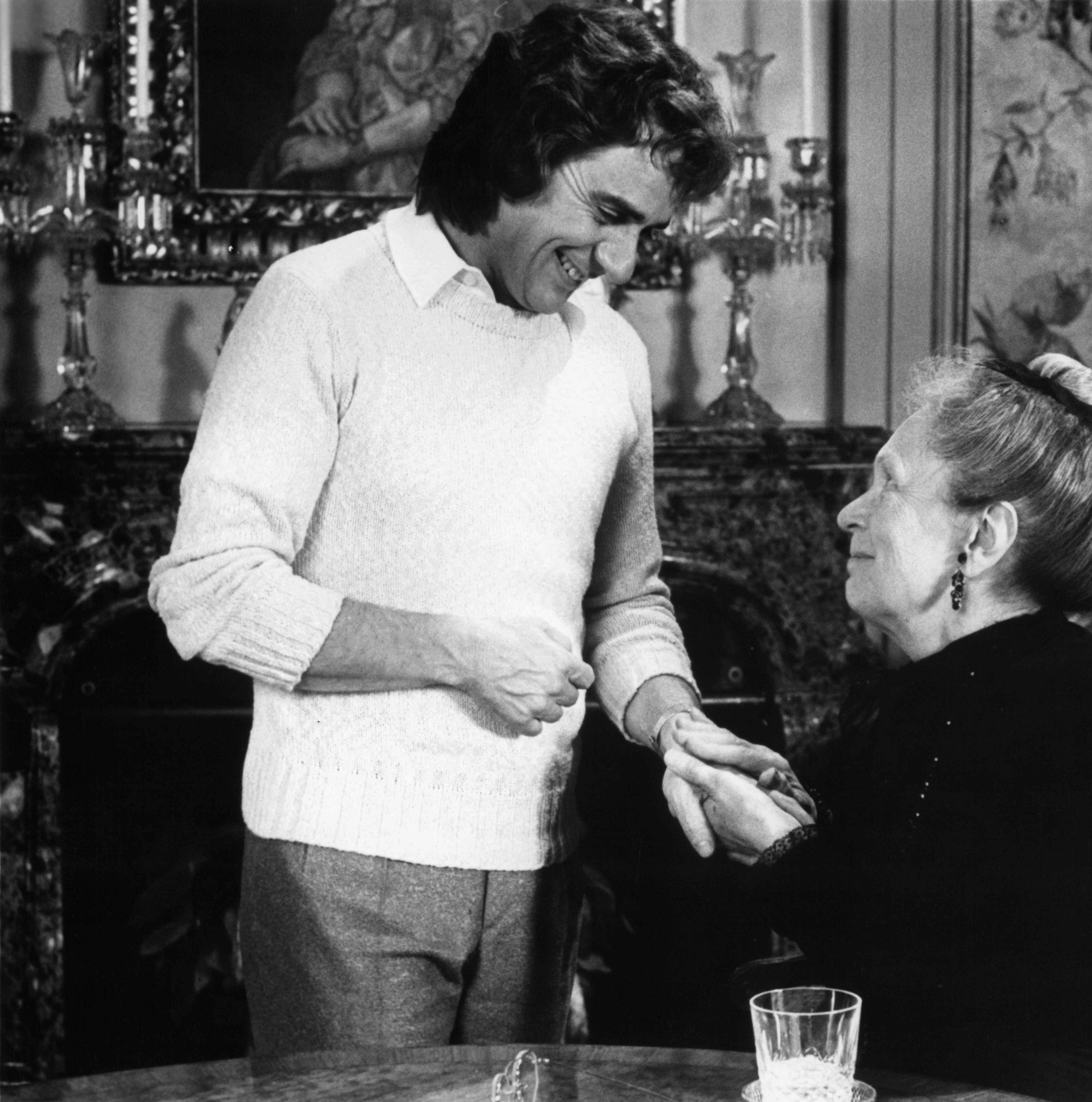 Dudley Moore and Geraldine Fitzgerald in Arthur (1981)