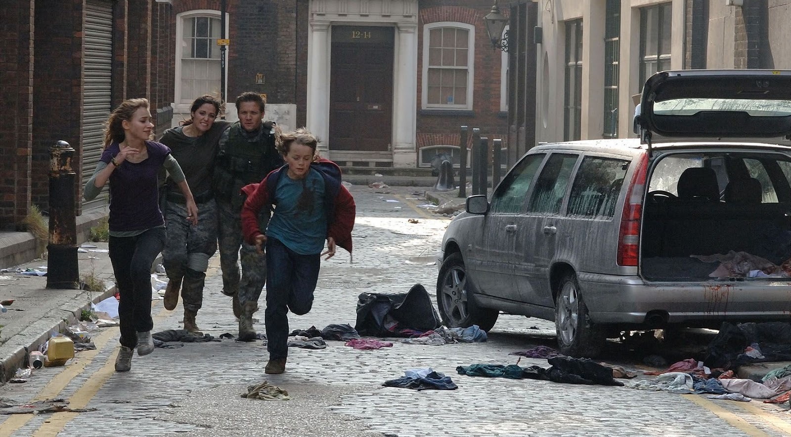 Rose Byrne, Jeremy Renner, Imogen Poots, and Mackintosh Muggleton in 28 Weeks Later (2007)