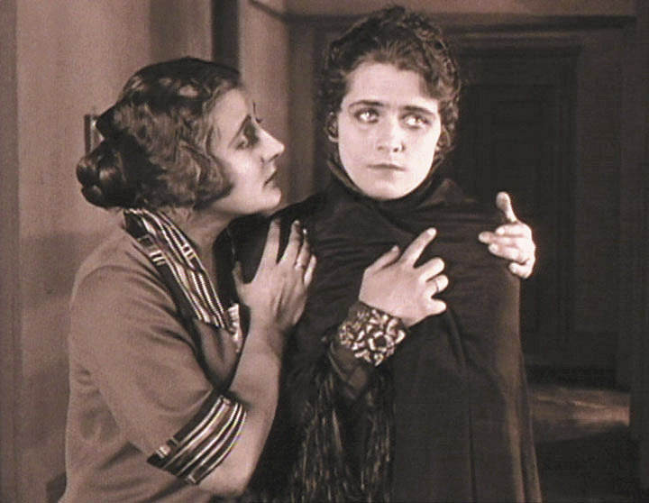 Lulu Kyser-Korff and Olga Tschechowa in The Haunted Castle (1921)